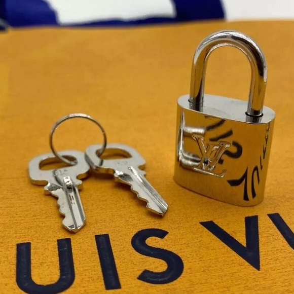 Louis Vuitton Accessories - LOUIS Vuitton Silver 🔐 315